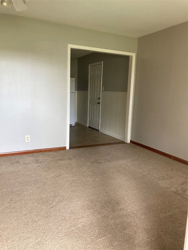 1307 College Dr, Alvin, TX 77511 - photo 2