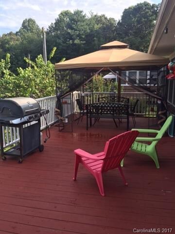 Deck-Great for grilling and family gatherings