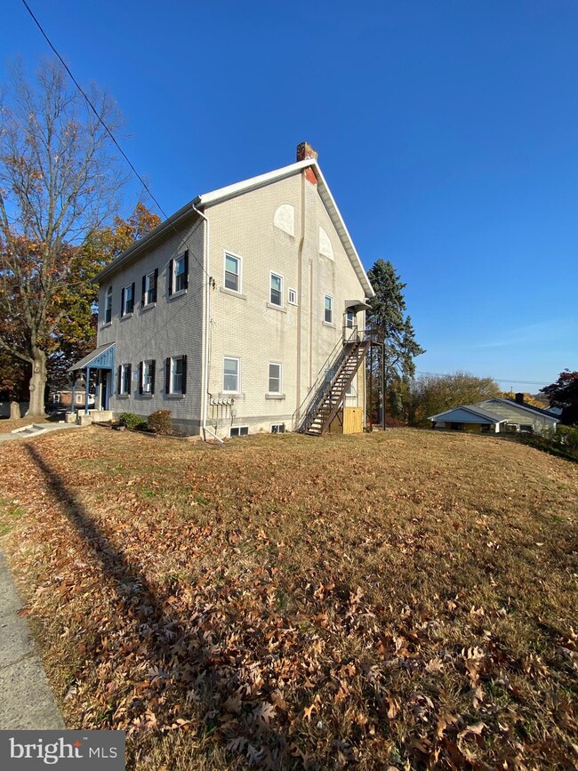 327 S Church St unit 2, Spring City, PA 19475 - photo 5