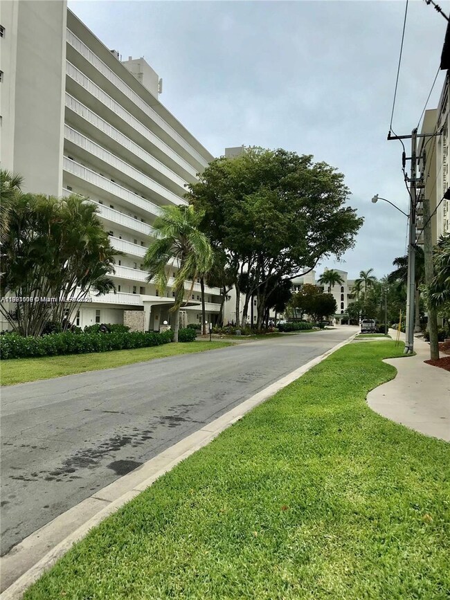 Horizon House Condominiums unit 605, Fort Lauderdale, FL 33304 - photo 5