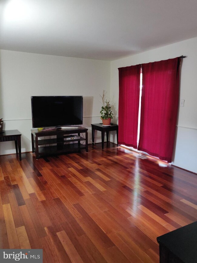 9686 Lindenbrook St, Fairfax, VA 22031 - photo 5