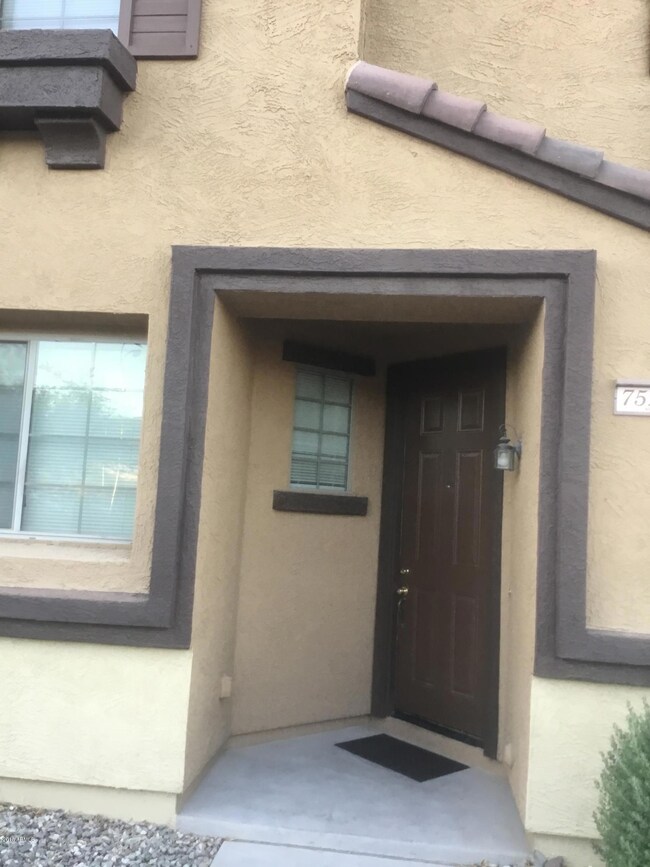 7523 S 28th Dr pic front door