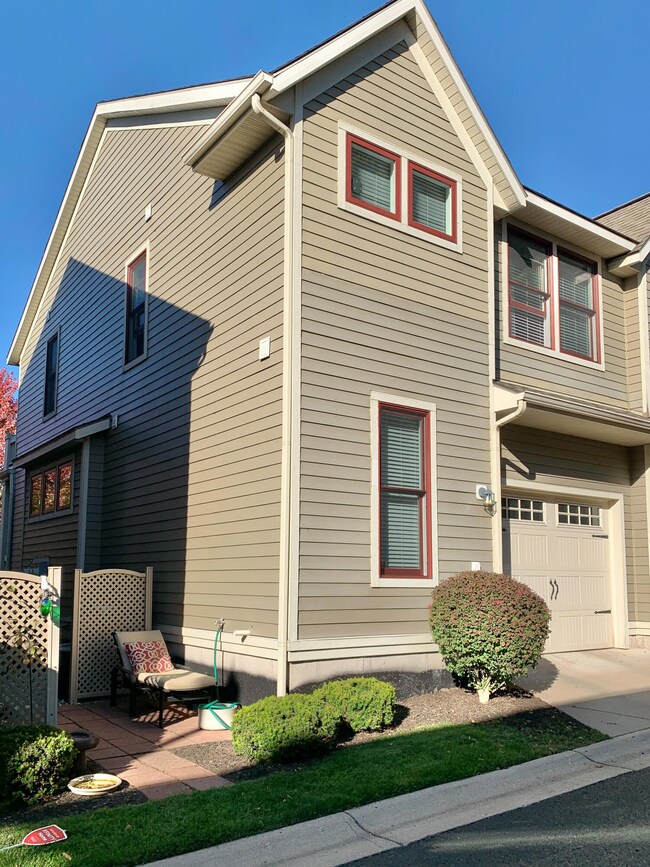 906 Blodgett St SE unit 32, Grand Rapids, MI 49506 - photo 2