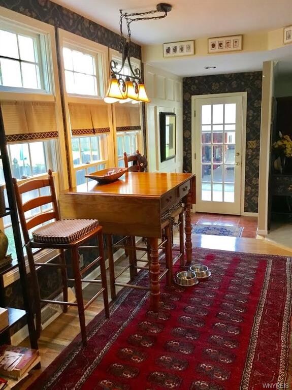 Breakfast nook off kitchen and family room, leadin