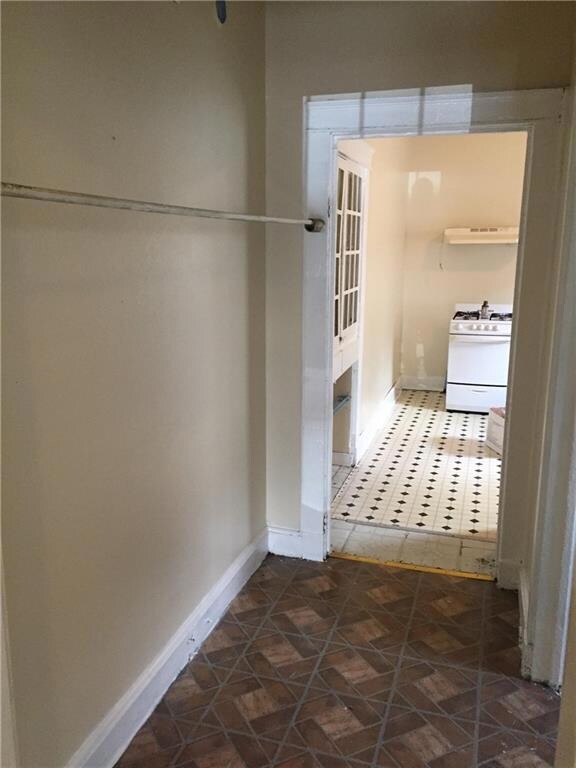 Small hallway leads to the kitchen.