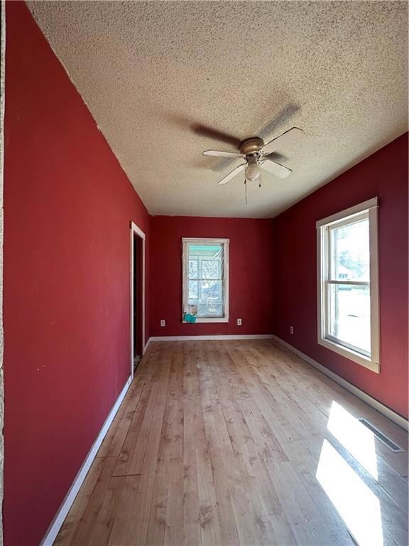 709 E 8th St N, Newton, IA 50208 - photo 7