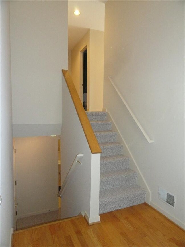 611 Ridgewood entry