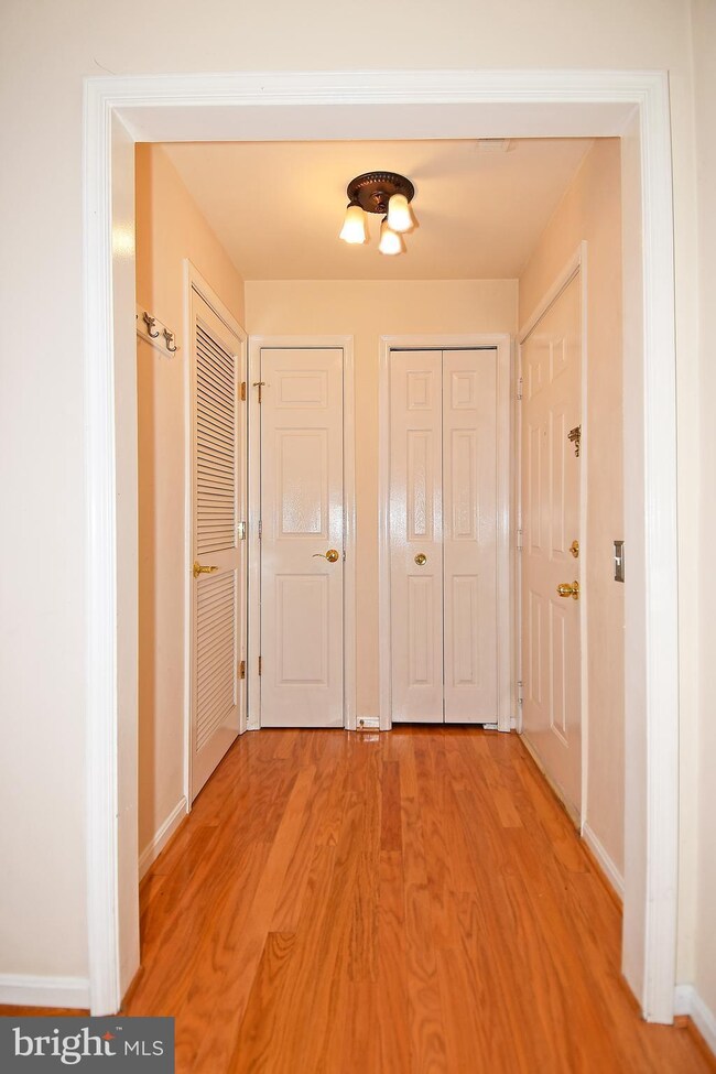 9262 Cardinal Forest Ln unit A, Lorton, VA 22079 - photo 2