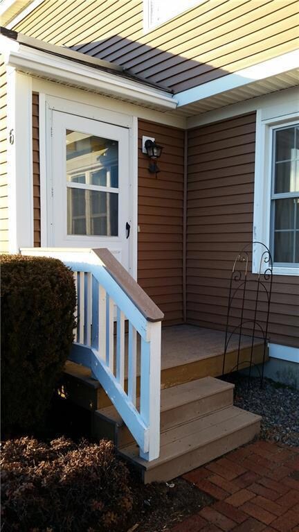 Front enterance into mudroom area