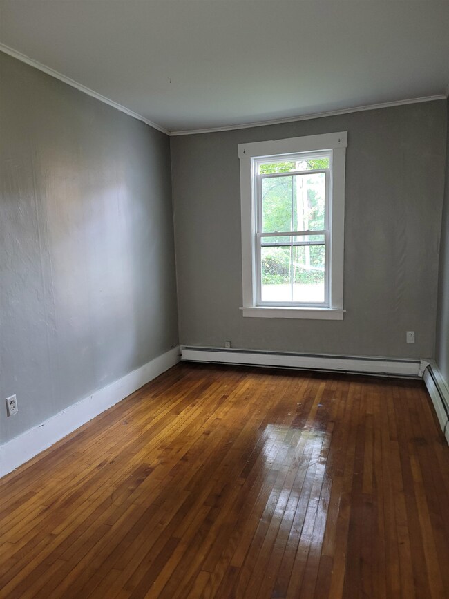 9 Academy Ln unit 4, Walpole, NH 03608 - photo 7