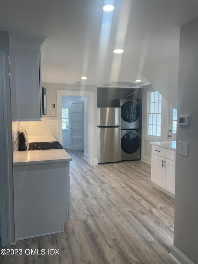 232 Ely Ave unit 3rd Floor, Norwalk, CT 06854 - photo 4