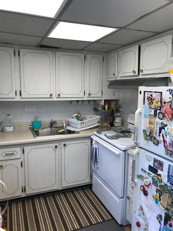 77 Camden D, West Palm Beach, FL 33417 - photo 6