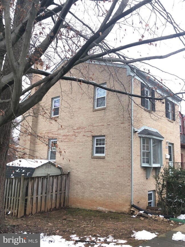 9599 Blake Park Ct, Fairfax, VA 22031 - photo 2