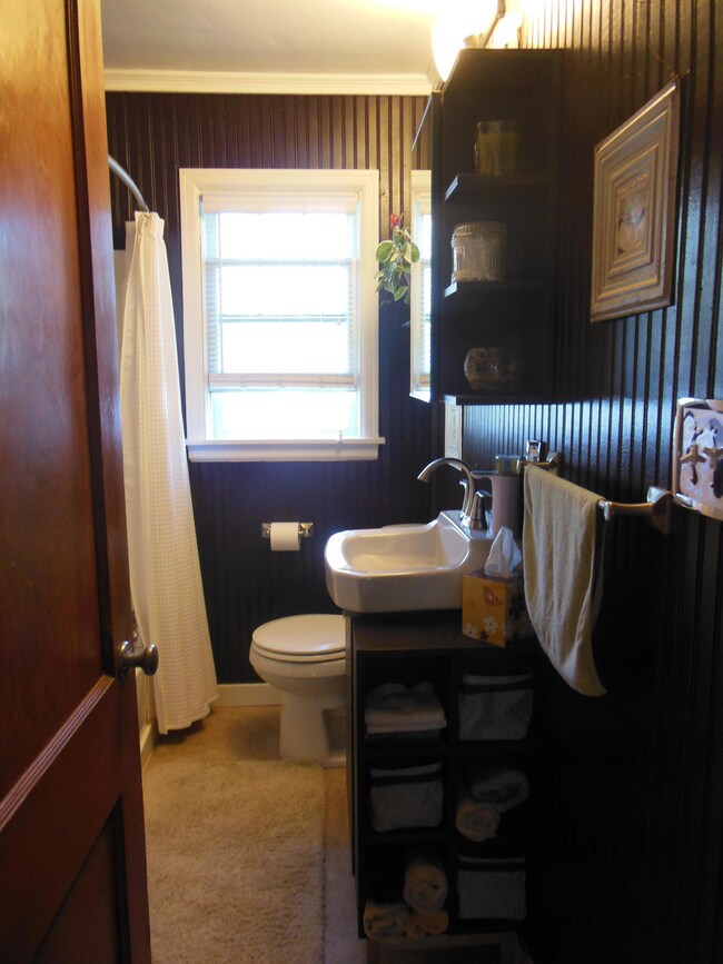 upstairs bathroom<|><|>