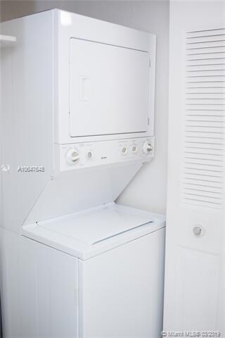 Washer/Dryer inside!