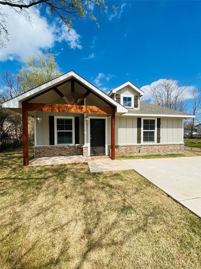 821 W Nelson St, Denison, TX 75020 - photo 2