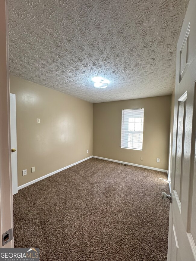 5869 Strathmoor Manor Cir, Lithonia, GA 30058 - photo 6