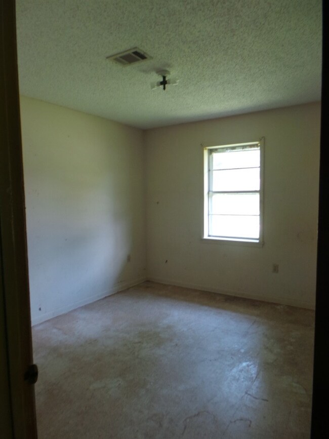 1009 Charles Howard Dr, Hazlehurst, MS 39083 - photo 7