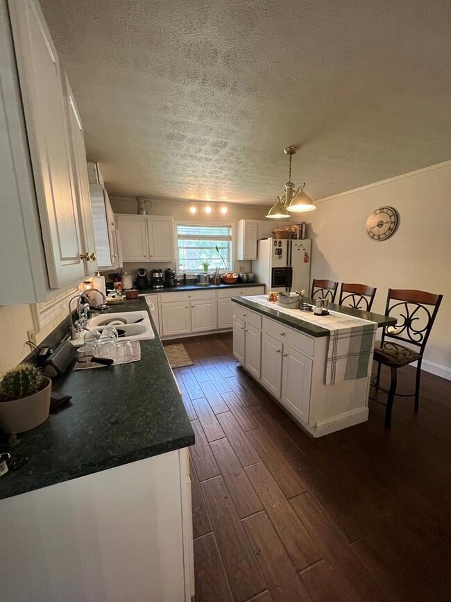 Kitchen with island 