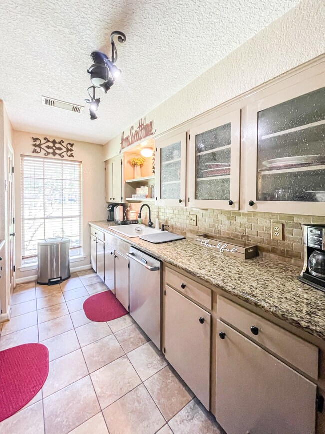 1521 Alta Vista Dr, Alvin, TX 77511 - photo 5