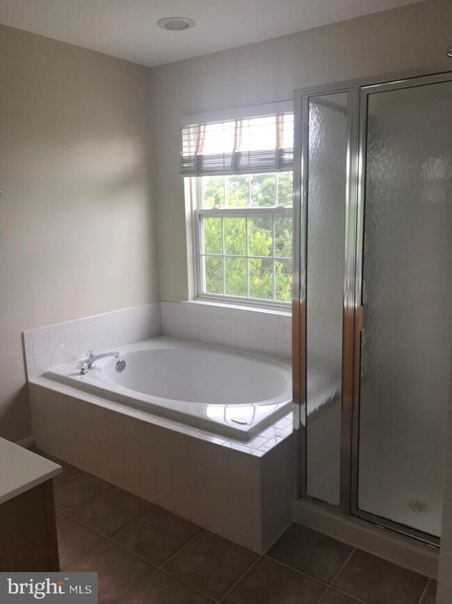 2529 Banshire Dr, Herndon, VA 20171 - photo 5