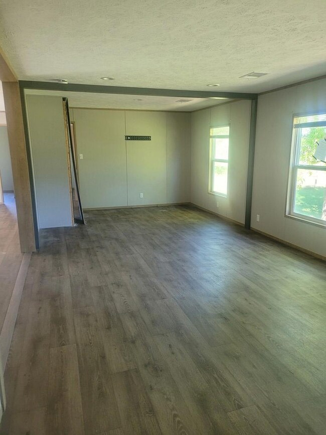 LARGE LIVING ROOM