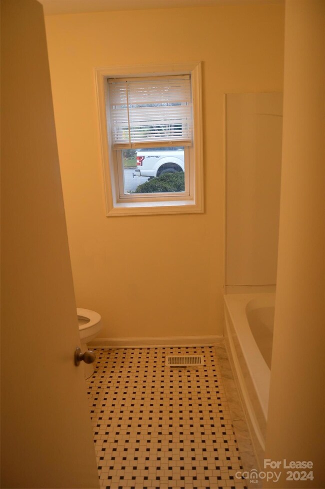 101 N Race St, Statesville, NC 28677 - photo 5