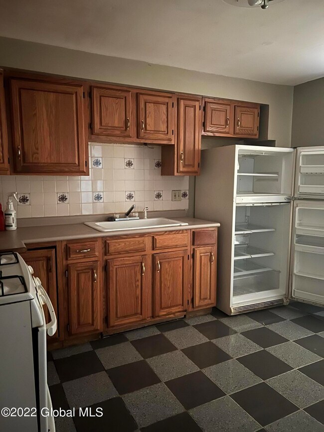 21 1/2 Moyston St, Schenectady, NY 12307 - photo 5