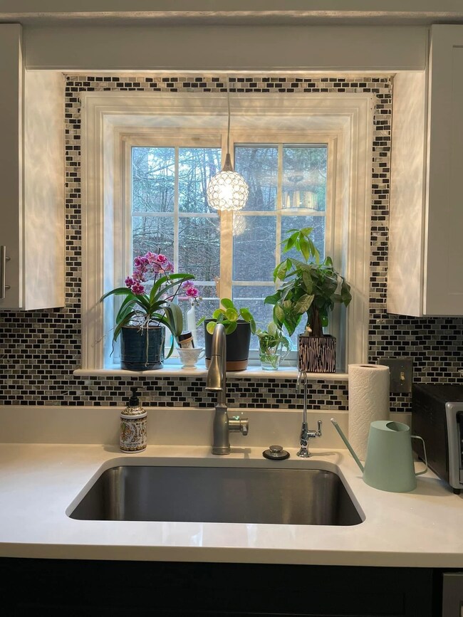 5 Sycamore Ln, MerriMacK, NH 03054 - photo 4