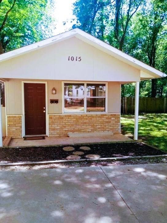 1015 View of front facade with brick siding