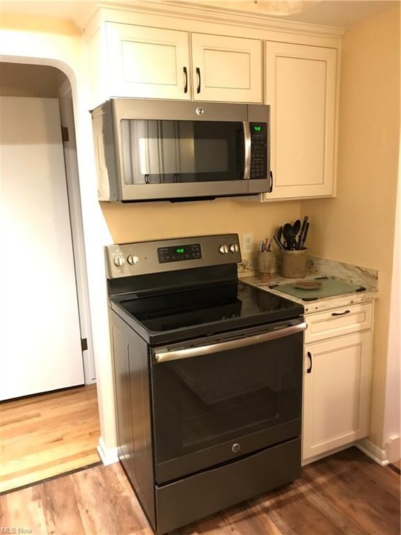 All kitchen appliances new in 2017 all remain with the property.  They are 