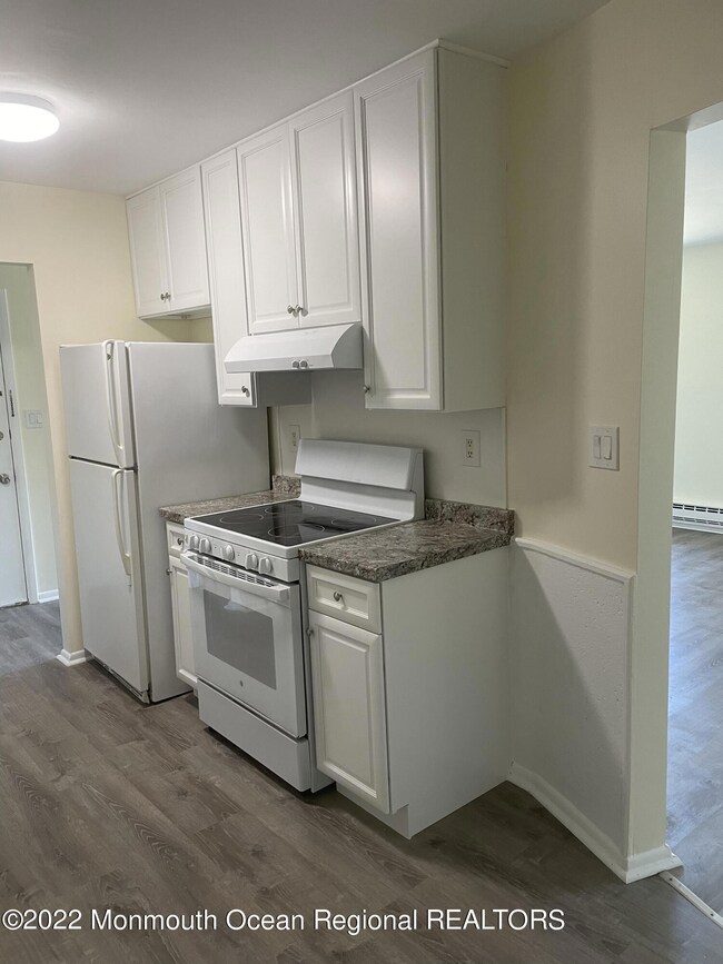 82 Amberly Dr unit F, Manalapan, NJ 07726 - photo 4