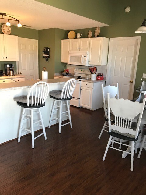 Breakfast Counter & Dining Area