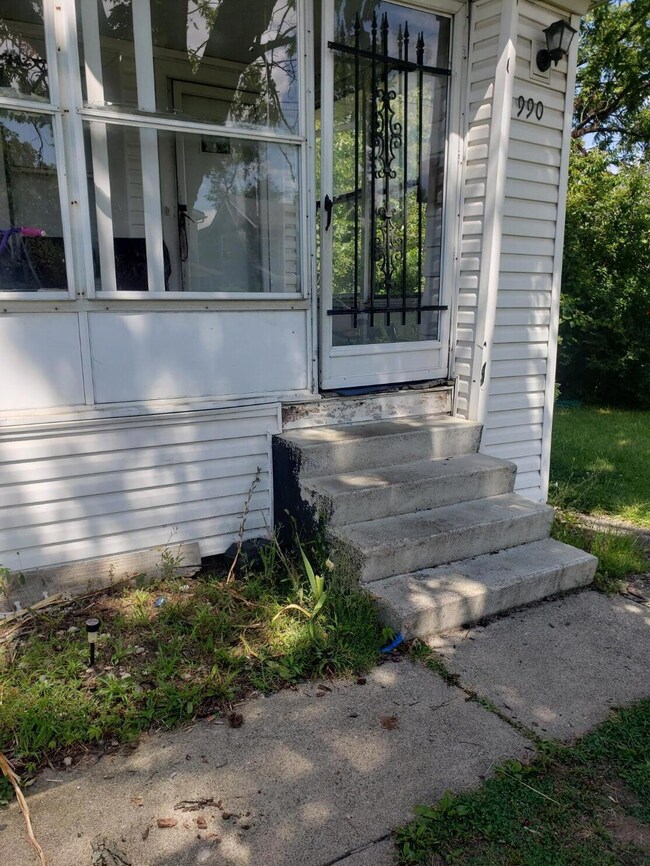 990 E 18th