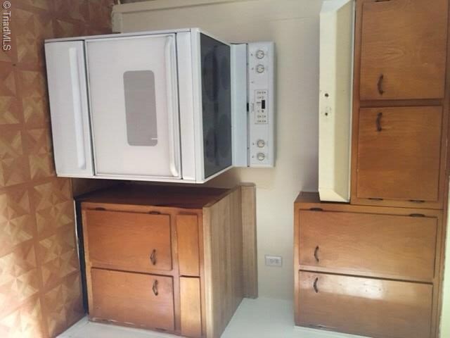 2321 Emerywood Rd, Greensboro, NC 27403 - photo 7