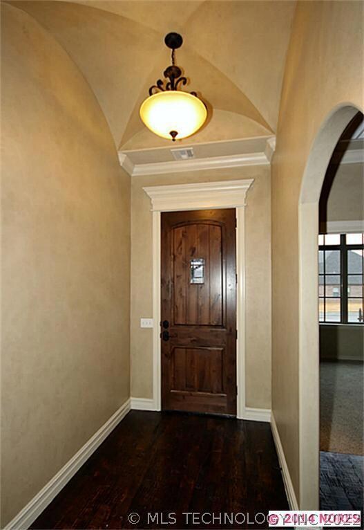 Great entry with decorative ceiling treatments, de