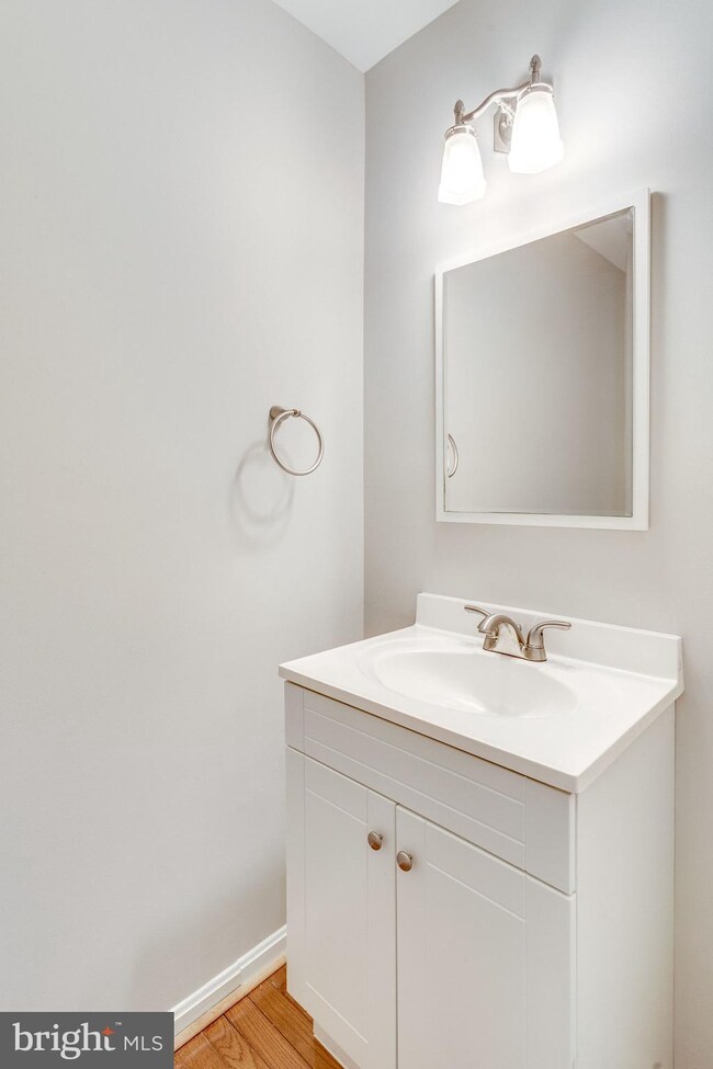 7376 Jiri Woods Ct, Springfield, VA 22153 - photo 4