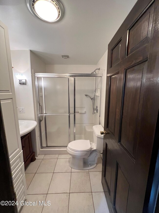 bathroom first floor 2