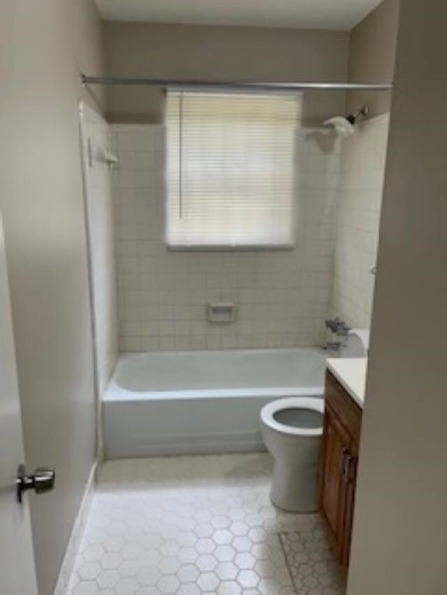 Full bathroom with tiled shower / bath, vanity, to