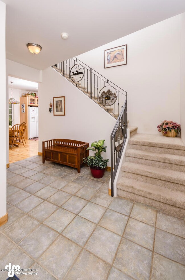 1575 N Meadow Lakes Loop-large-002-Entry