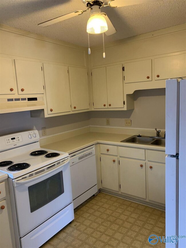 8142 Oldfield Rd SW unit 3, Huntsville, AL 35802 - photo 4