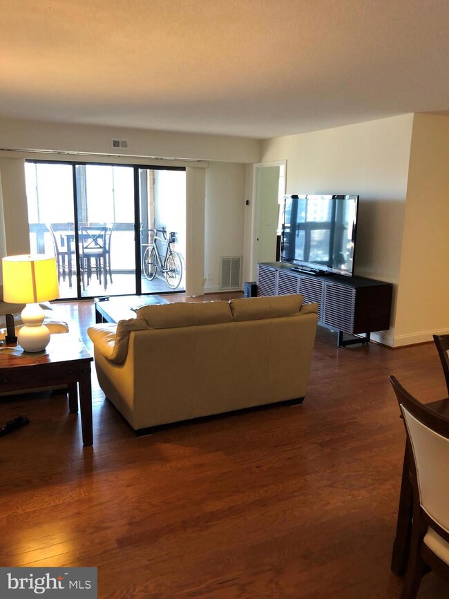 The Rotonda unit 811, McLean, VA 22102 - photo 4