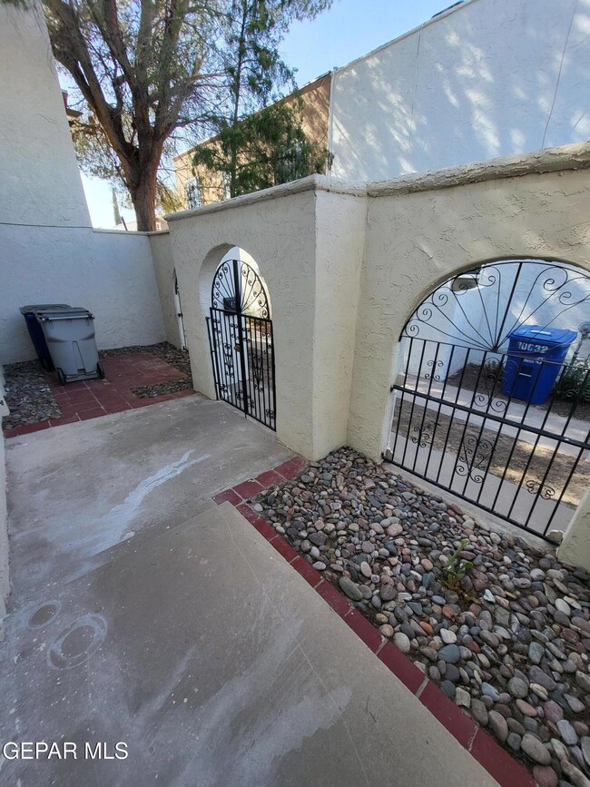 10636 Springwood Dr unit B, El Paso, TX 79935 - photo 3