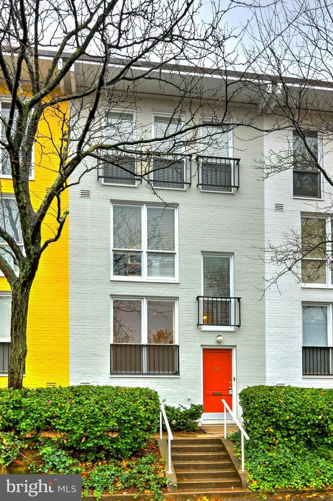 242 G St SW unit 131, Washington, DC 20024 - photo 2