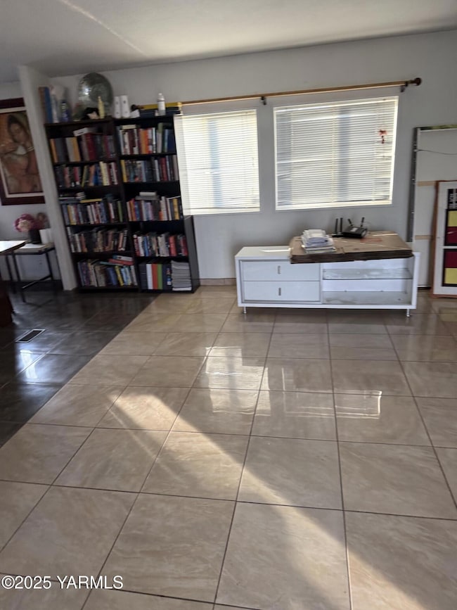 605 Dean Ave, Granger, WA 98932 - photo 3