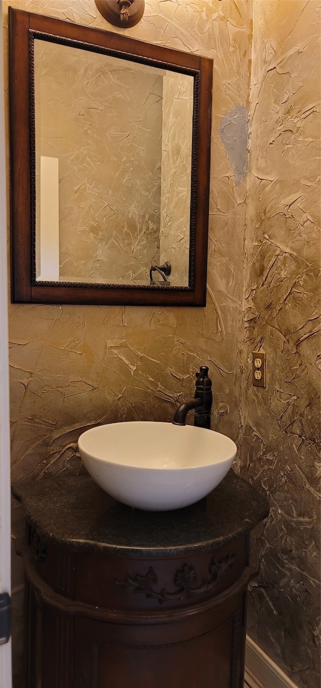 Entry 1/2 Bath
