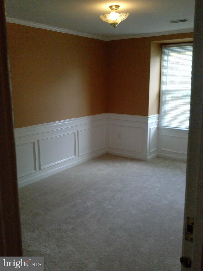 7903 Bethelen Woods Ln, Springfield, VA 22153 - photo 5