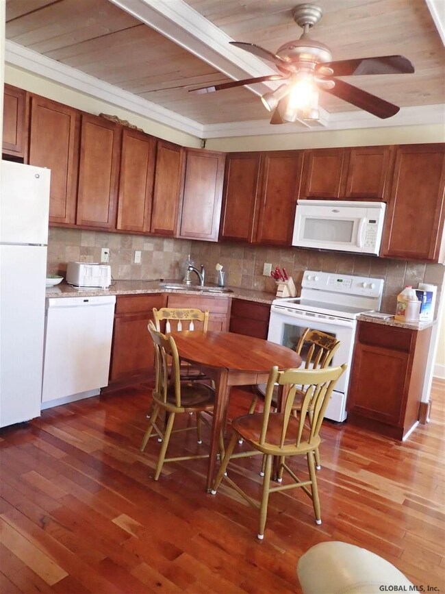 164 Spring St unit 2, Saratoga Springs, NY 12866 - photo 7