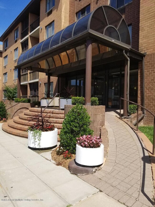 Chestnut Hill at Essex Park unit 3J, Staten Island, NY 10314 - photo 2