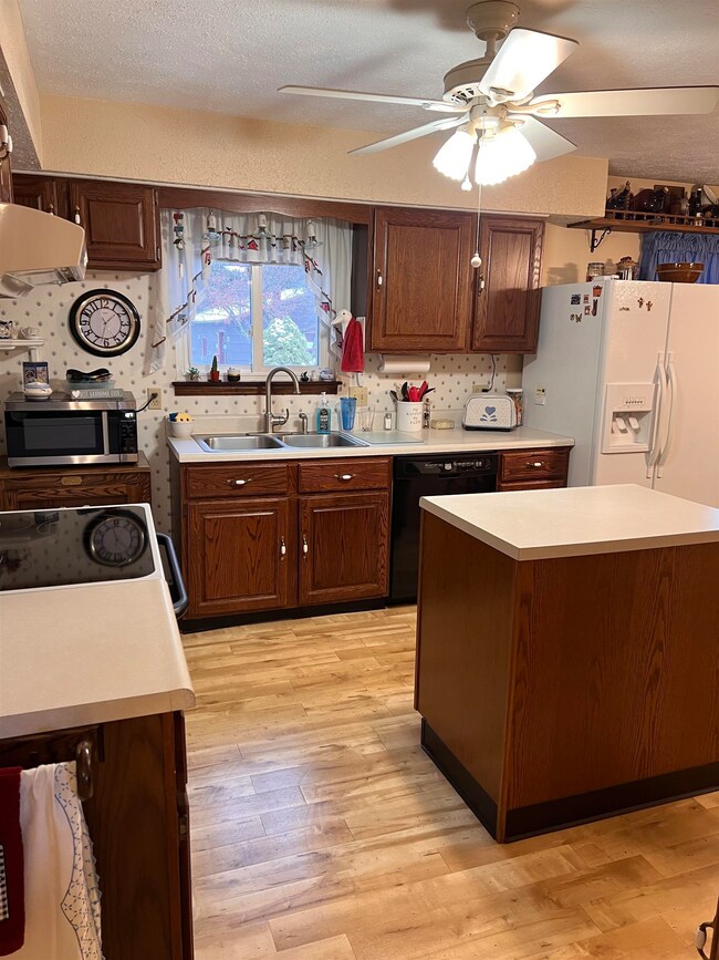 603 N Wayne St, Fremont, IN 46737 - photo 4